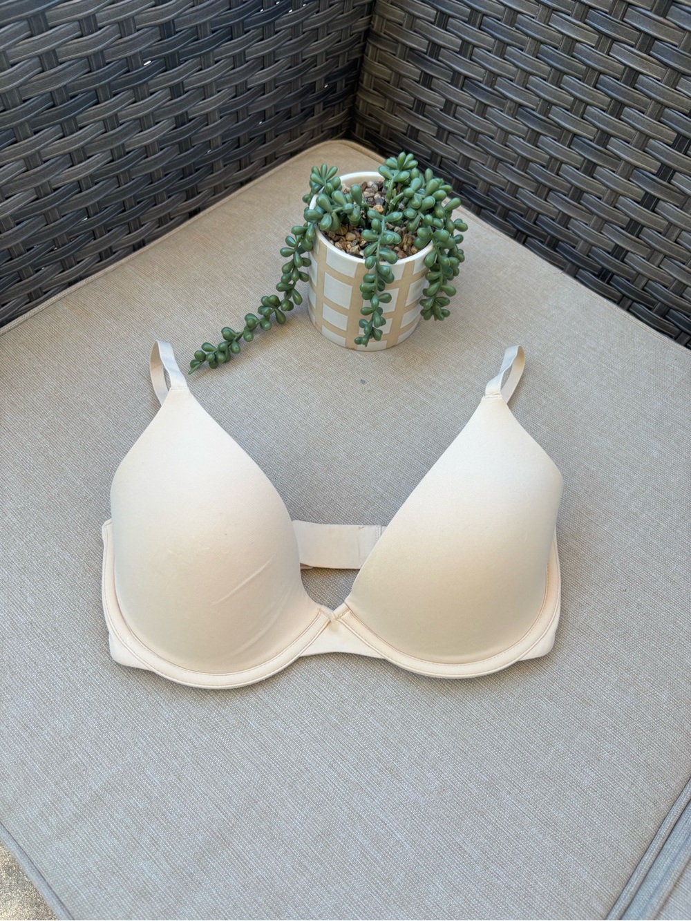 SKIMS Smooth Molded T-Shirt Bra in Cream